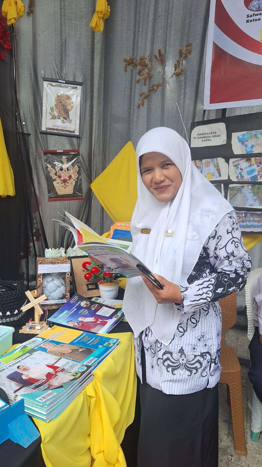 MAJALAH LANGIT BIRU SMANDATIKA DIPAMERKAN DI STAND HUT PGRI KE-80
